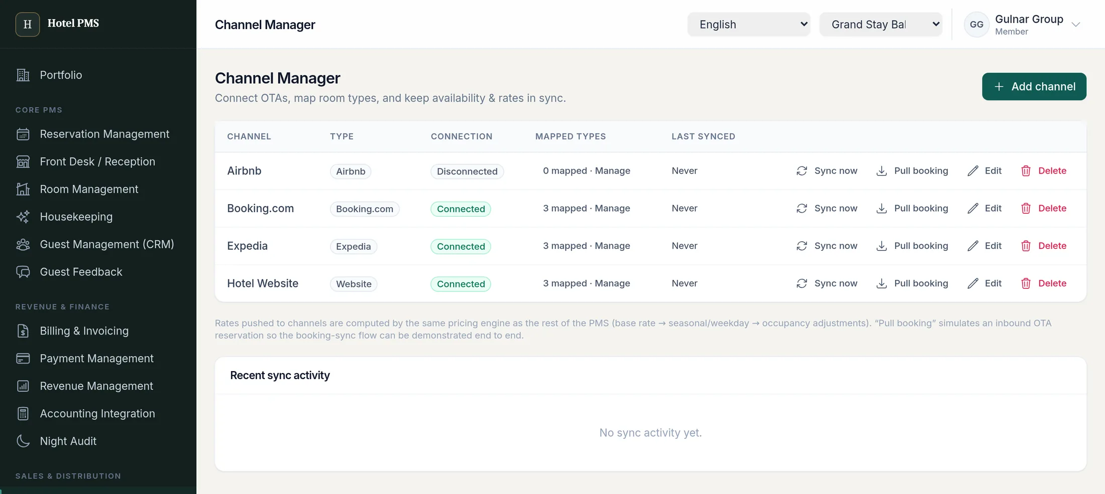 Channel manager table listing Airbnb, Booking.com, Expedia and the hotel website with connection status and mapped room types.